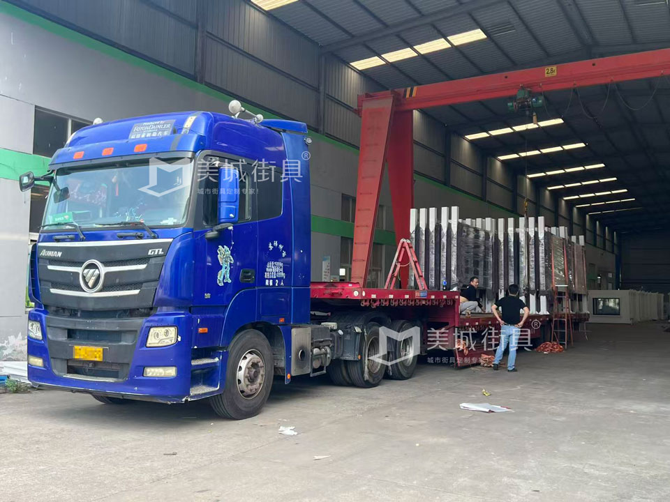 江蘇美城街具為新疆定制公交候車亭第四批發(fā)貨案例 江蘇美城街具為新疆定制公交候車亭第四批發(fā)貨案例