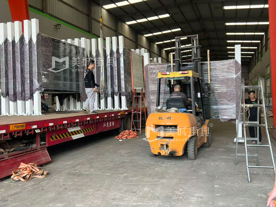 江蘇美城街具為新疆定制公交候車亭第四批發(fā)貨案例 江蘇美城街具為新疆定制公交候車亭第四批發(fā)貨案例